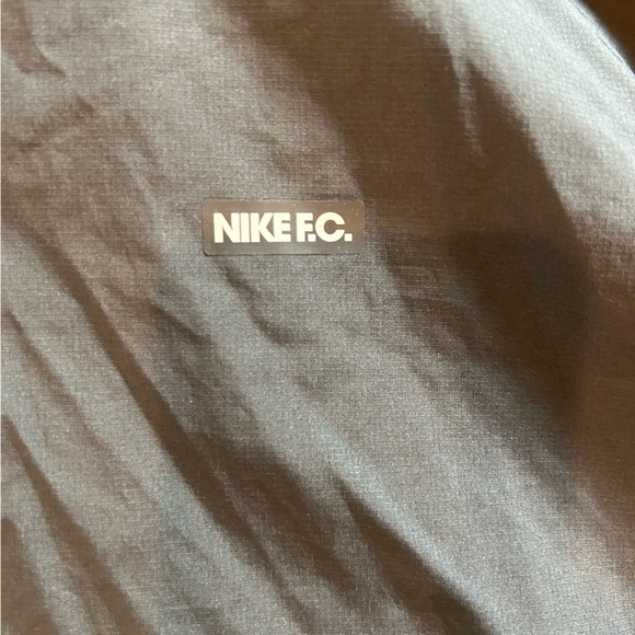 Nike Futbol Club (FC) Short Sleeve Warm Up Windbreaker - Picture 4 of 11